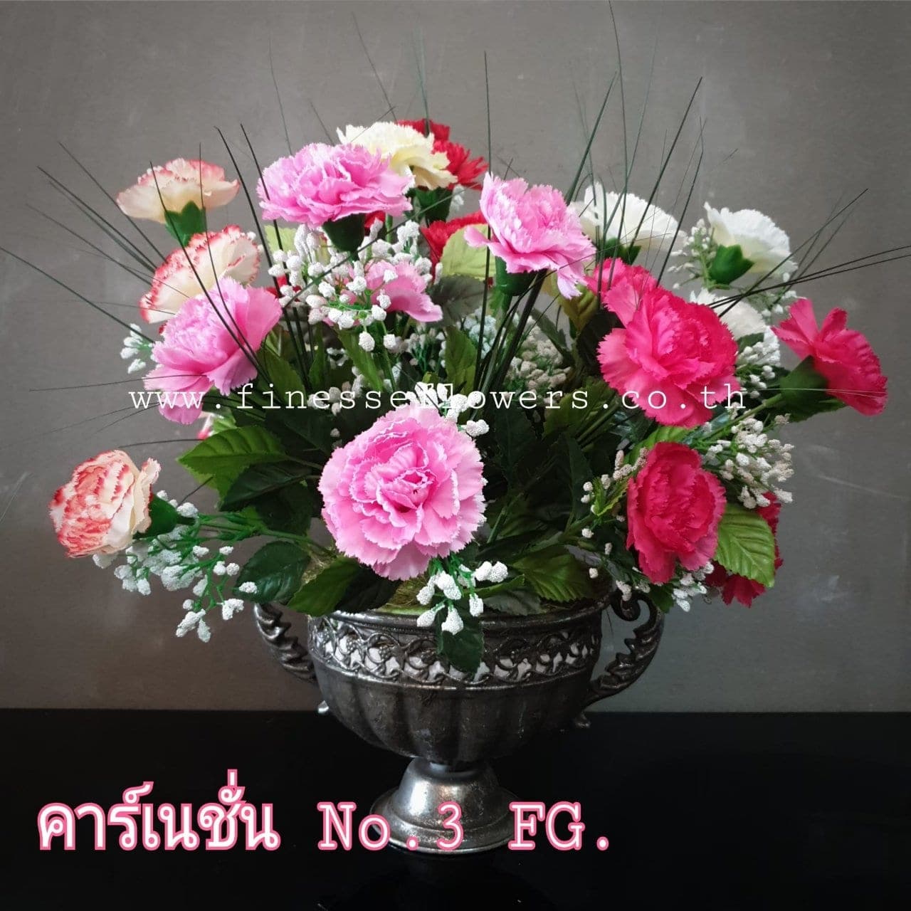 บูเก้คารเนชั่น no.3 (P55), บูเก้คาร์เนชั่น — กลีบหยักริ้วเรียงเป็นทรงกลมเก็บฟอร์มได้นาน