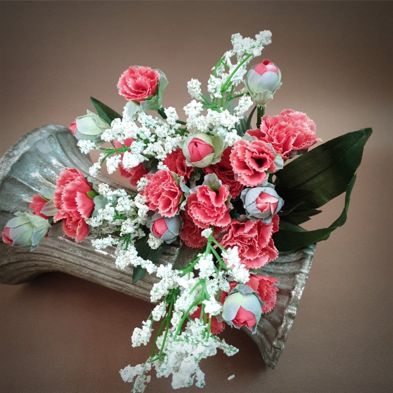 บูเก้สเปร์ยคาร์เนชั่น (P60), บูเก้คาร์เนชั่น — กลีบหยักเป็นริ้วบางๆ เรียงเป็นทรงกลมแน่น
