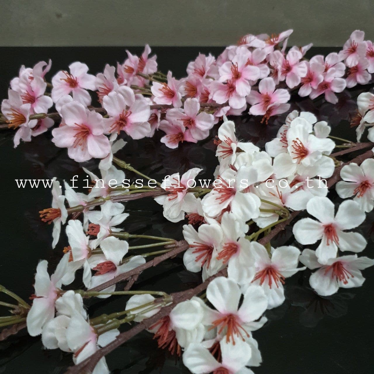 ยามะซากุ (P-452), Cherry blossom and flowering branch — an arched branch carrying small blooms for height and air.