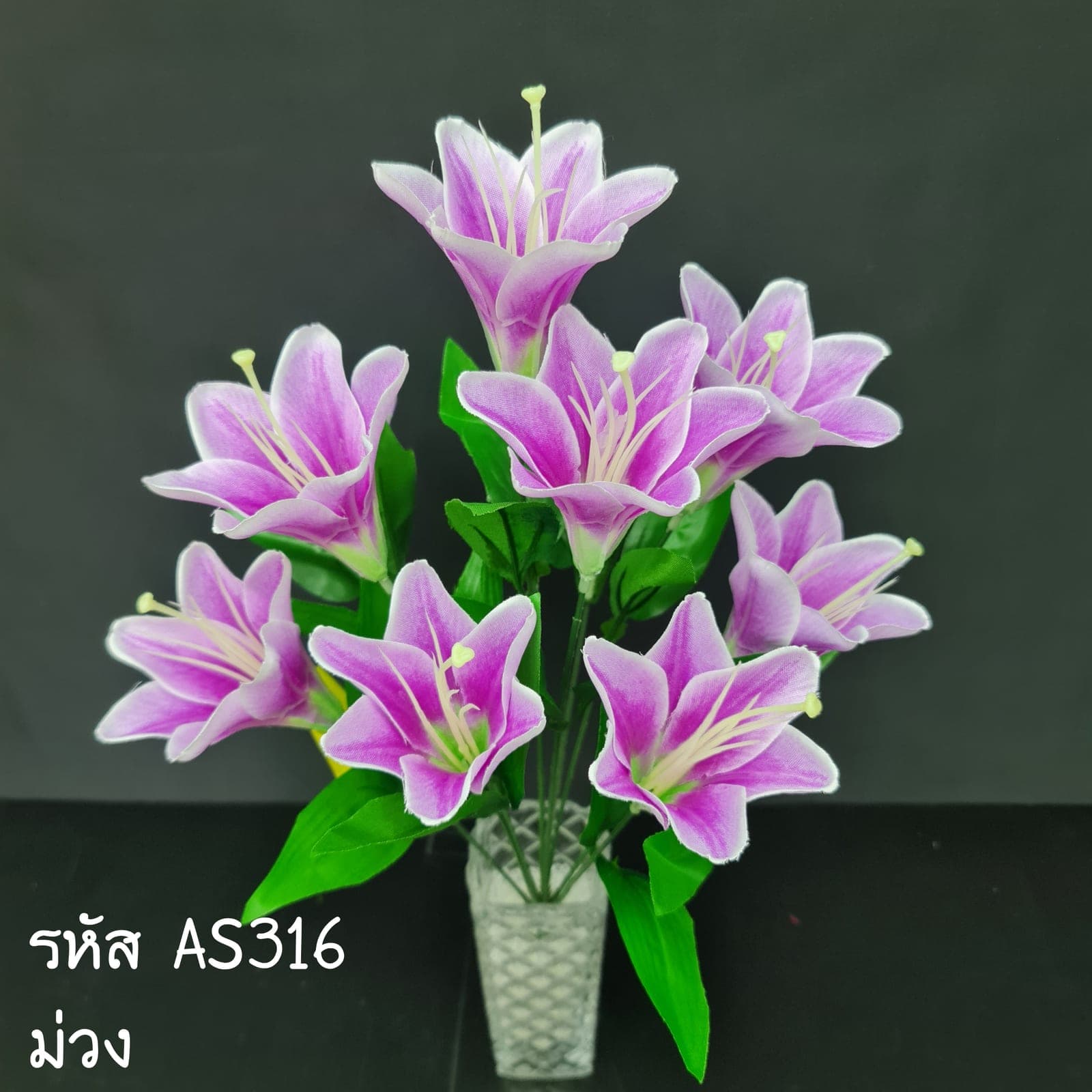 ลิลลี่ 10ดอก (AS31), Lily (10 blooms) — trumpet-form flowers built to anchor a tall vessel as a single focal point.