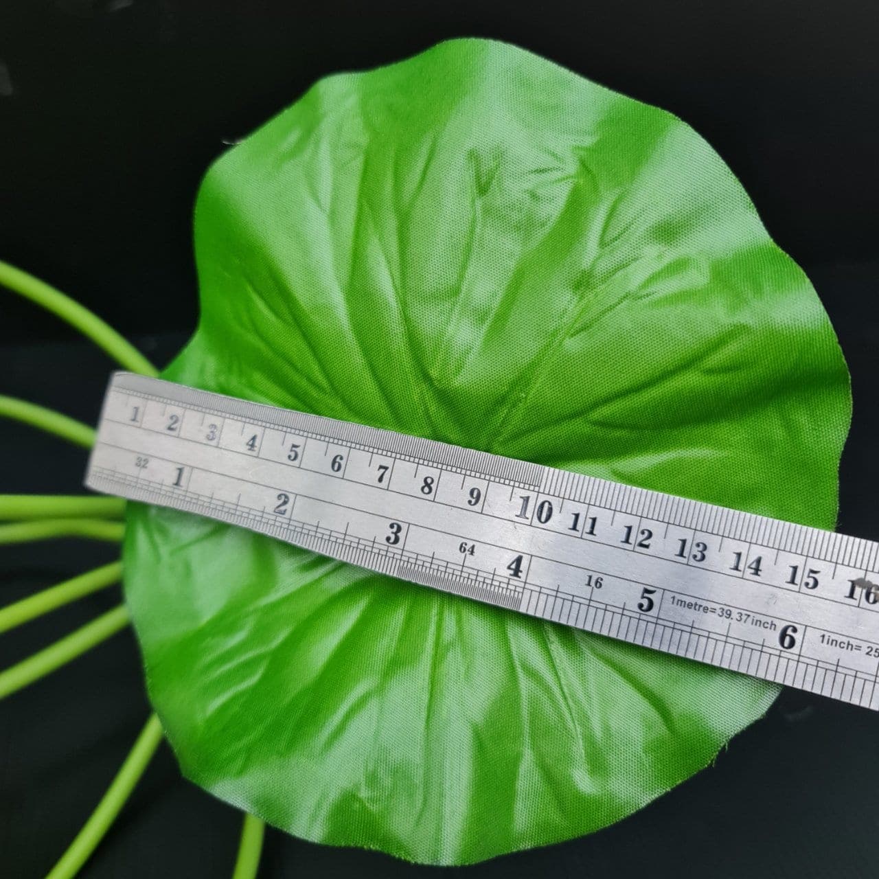 บัวสาย (LO2), Water lily — an open, flat-faced form set for shallow bowls and trays.