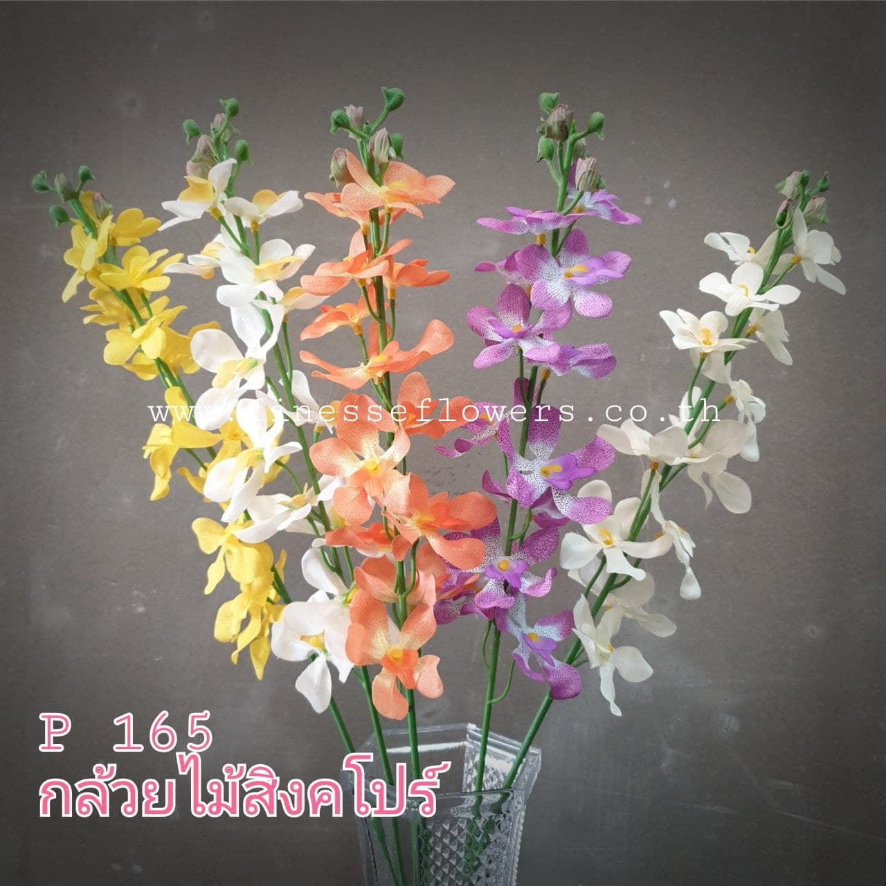 กล้วยไม้สิงคโปร์ (P-165), กล้วยไม้ — เส้นโค้งของช่อและกลีบบาง ให้องค์ประกอบลอยและสะอาด