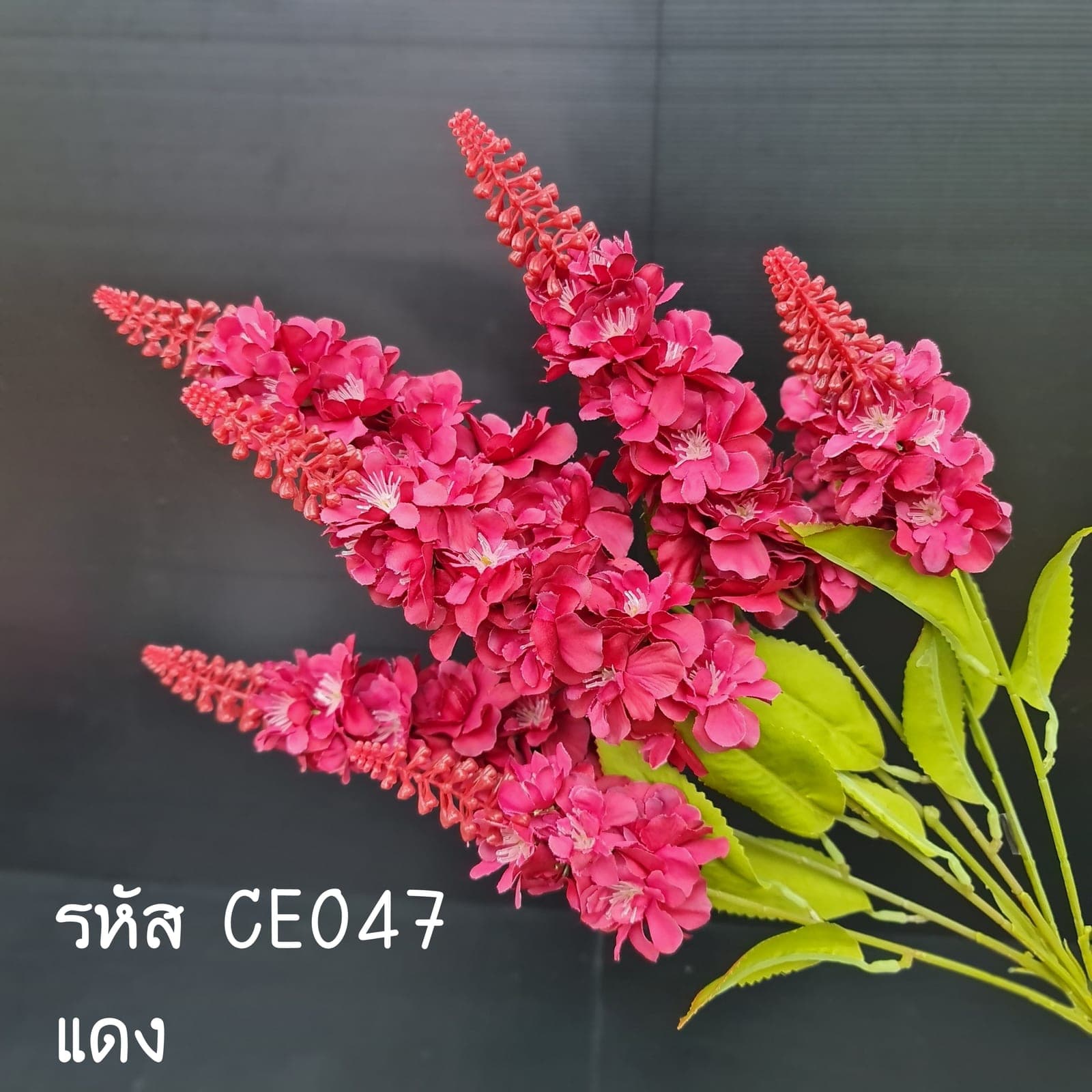 ไลทั่ม (CE4), Sculptural single stem — a tall stem with a defined silhouette built to anchor a tall vessel.