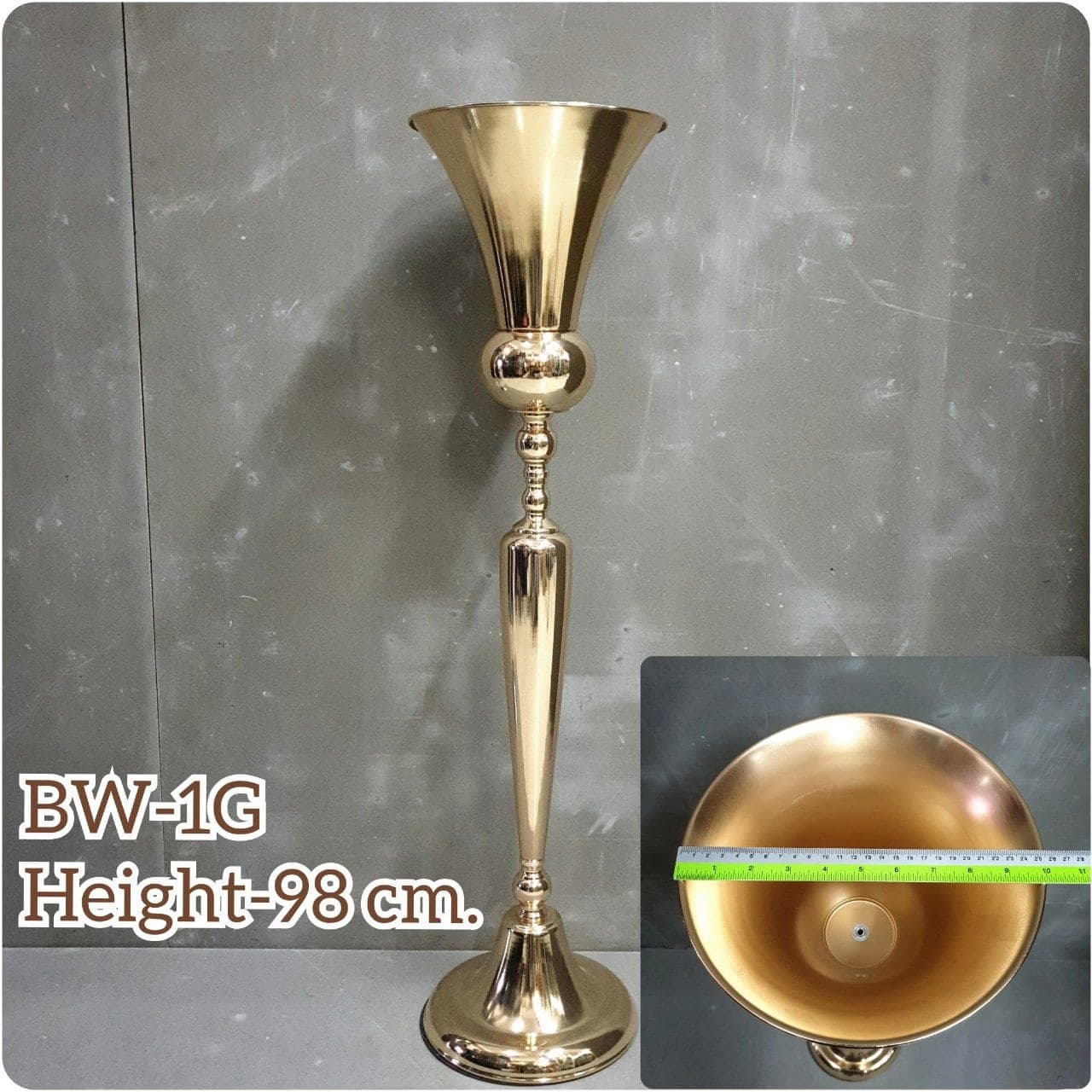 แจกัน BW (X9WOW7I), Vase — ceramic and glass vessels chosen to hold and frame the arrangement.